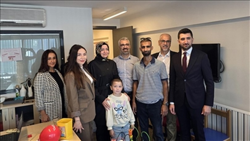 Türkiye’de ameliyat olan öksüz ve işitme engelli Özbek çocuk duymaya başladı