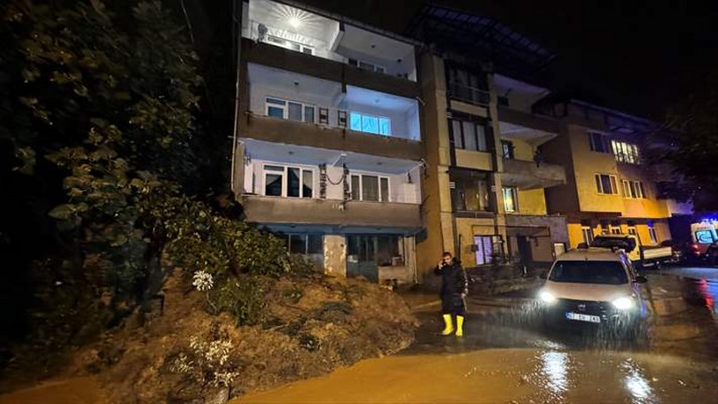 Zonguldak’ta heyelan nedeniyle girişi kapanan apartmanda mahsur kalan 6 kişi tahliye edildi