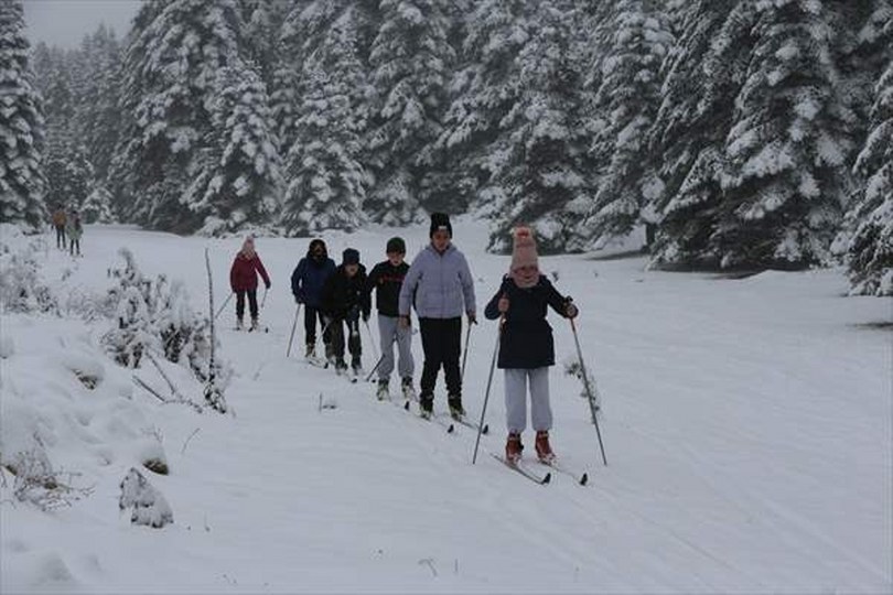Bolu’nun yüksek kesimlerinde kar yağışını fırsat bilen kayaklı koşu sporcuları antrenmanlara başladı