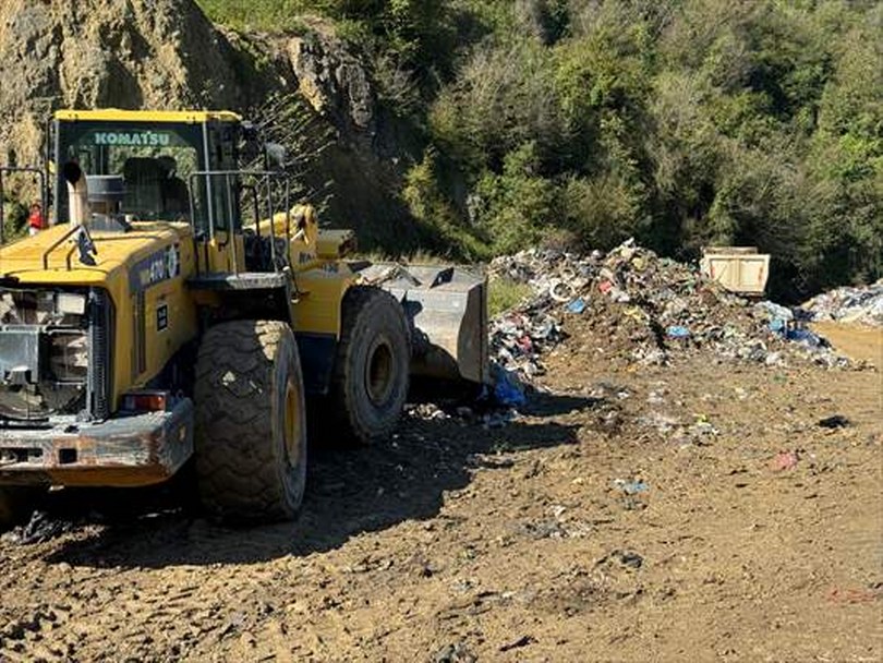 Bartın’da vahşi depolama alanının dolması nedeniyle yola dökülen çöpler kaldırılıyor