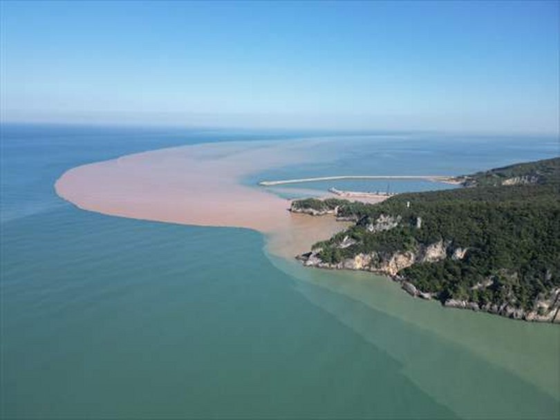Bartın’da yağış sonrası oluşan çamurlu su denizin rengini değiştirdi