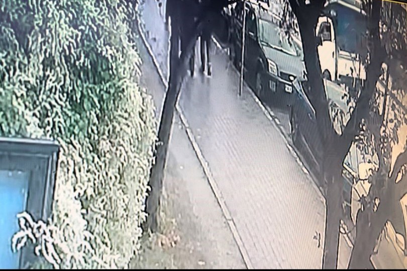 Kuryeye çarpmamak için manevra yaptı, önce 4 araca, sonra kuryeye çarptı