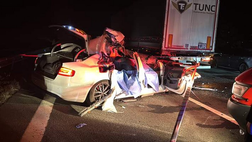 Anadolu Otoyolu’nda tıra çarpan otomobildeki 2 kişi öldü