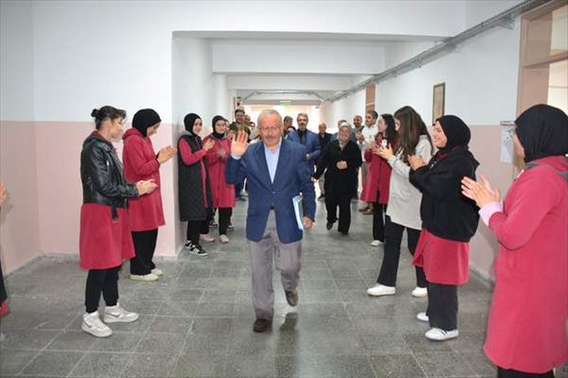 Kastamonu’da 40 yıllık öğretmen alkışlarla emekliliğe uğurlandı