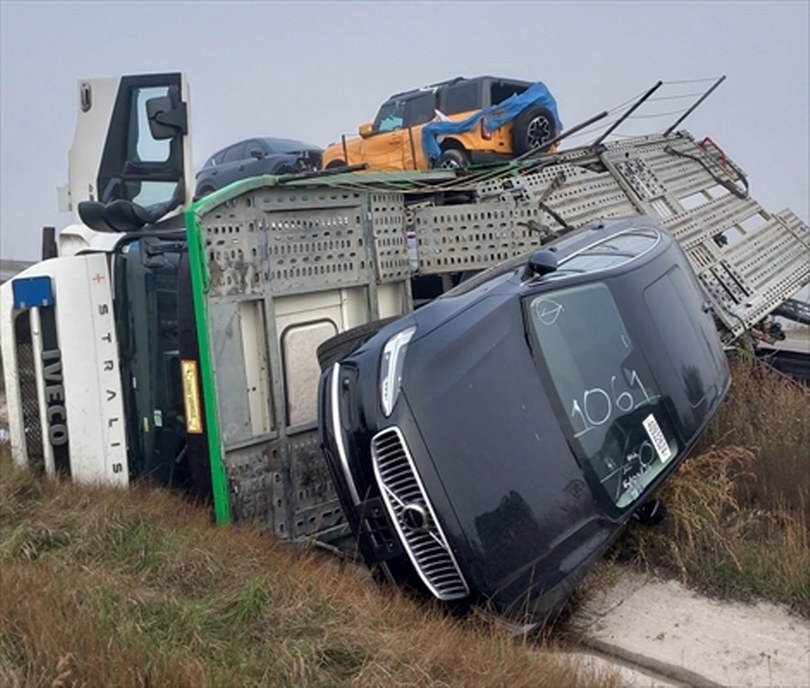 Bolu’da lüks araçları taşıyan tırın devrildiği kazada sürücü yaralandı