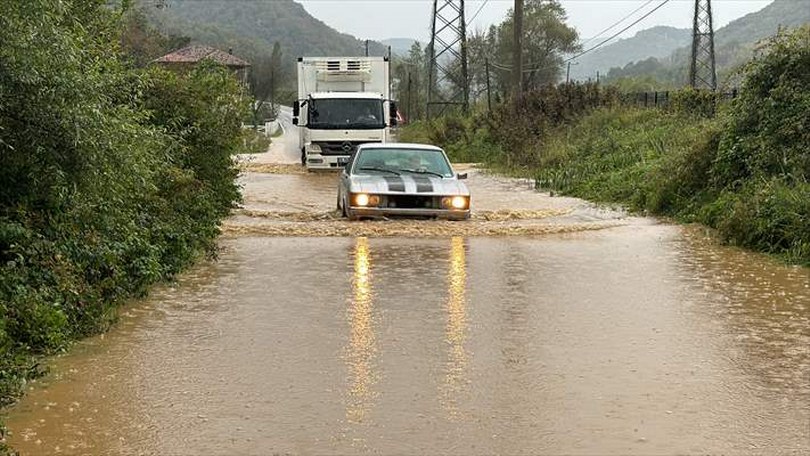 Bartın’da sağanak nedeniyle derenin taşması sonucu kara yolu ulaşıma kapandı