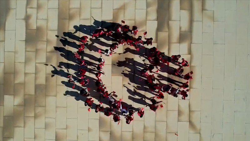 Anaokulu öğrencilerinden ay yıldız koreografisi