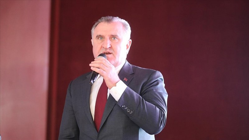 Bakan Bak, “Bayrağı indiremeyecekler, bu millete diz çöktüremeyecekler”