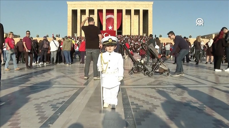 Anıtkabir’de askerlerin nöbet değişimini taklit eden minik ilgi odağı oldu