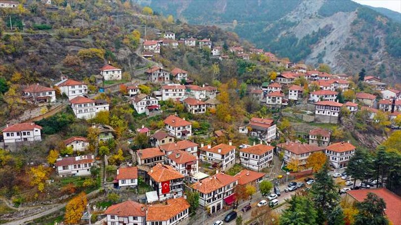‘Sakin şehir’ Göynük’te yaşanan sonbahar havadan görüntülendi