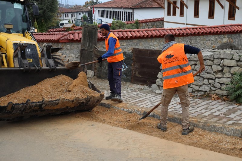 Safranbolu’da bozuk yollar düzeltiliyor
