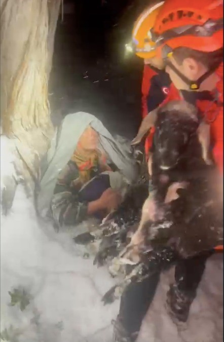 Kar Yağışı Nedeniyle Kaybolan Yaşlı Çift, 2 Kuzusu ve 1 Tavuğuyla Bulundu