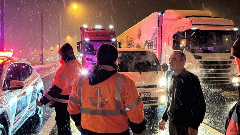 Bolu Dağı Tüneli çıkışında meydana gelen kaza nedeniyle ulaşım aksadı