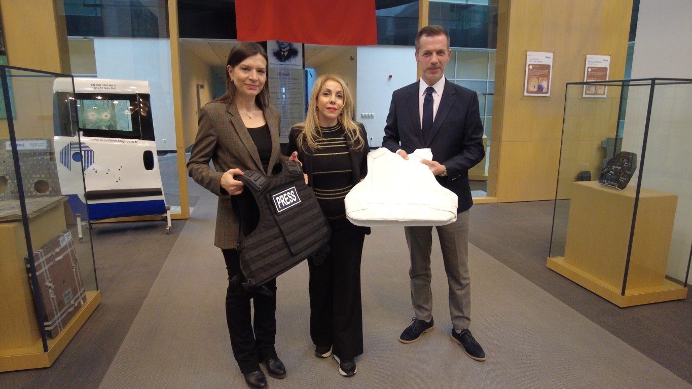 Dev savunma sanayi firmasından muhabirlere balistik yelek desteği