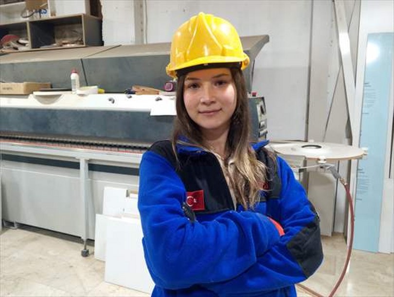 19 Yaşındaki Dilara Demirer Sanayide Üretime Güç Katıyor