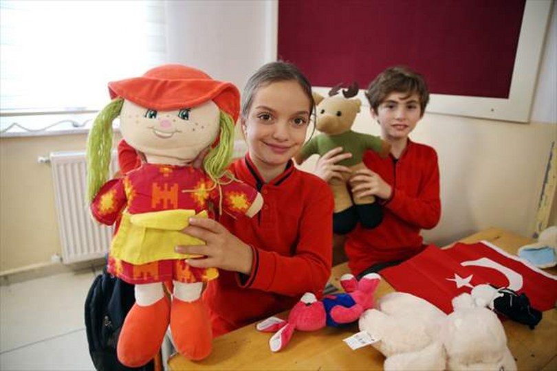 İlkokul öğrencileri gösteride kullandıkları oyuncakları Diyarbakırlı çocuklara gönderdi