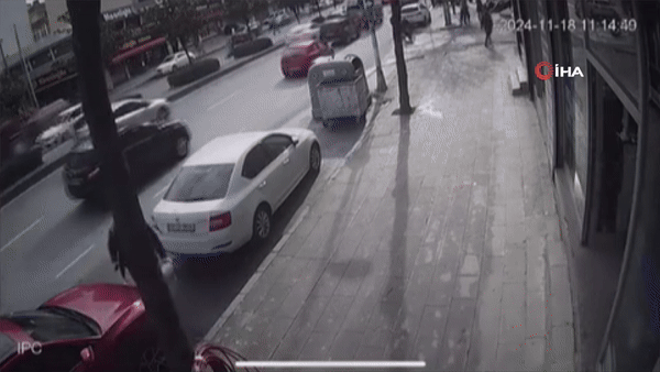 Esenyurt’ta Freni Boşalan Kamyonet Korkuttu