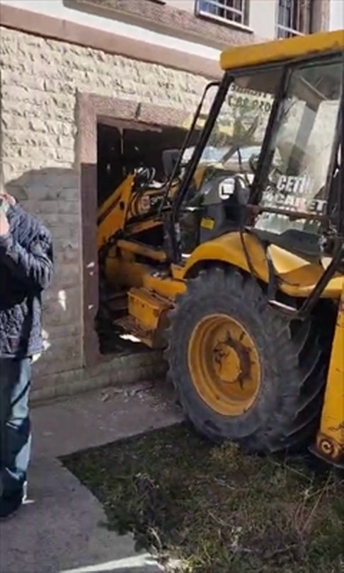 Bartın’da freni arızalanan iş makinesinin girdiği evde 1 kişi yaralandı