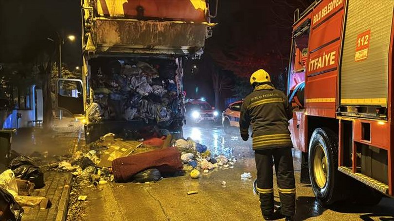 Bolu’da çöp kamyonunda çıkan yangın söndürüldü.
