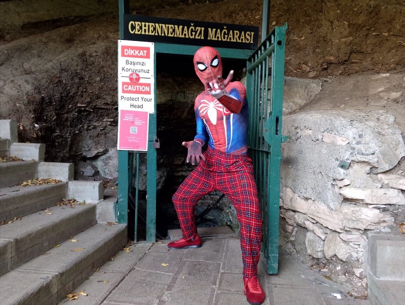 “Örümcek Adam” Cehennemağzı mağaralarını gezdi