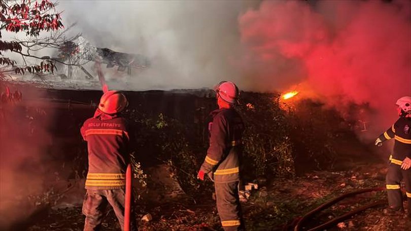 Bolu’da yangın çıkan ahşap ev kullanılamaz hale geldi