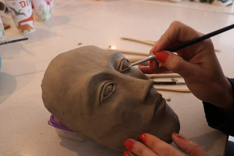 Kadınların duygularını seramikten yaptığı heykellerle anlatıyor