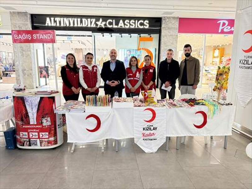 Türk Kızılay gönüllüleri ihtiyaç sahibi çocuklar için kermes düzenledi