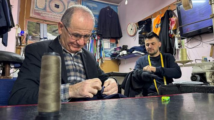 Çaycuma’da 40 Yıllık Terzi Naci Usta Mesleğini Oğluna Aktarıyor