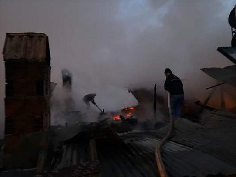 Evin çatı katında çıkan yangın söndürüldü