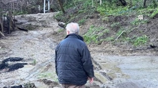 Heyelan nedeniyle köy yolu ulaşıma kapandı