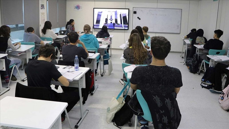 Türkiye Maarif Vakfınca düzenlenen “4. İstanbul Eğitim Zirvesi” panellerle sürüyor