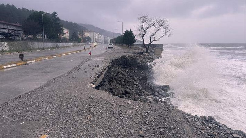 Kastamonu’da dalgalar sahilde hasara yol açtı
