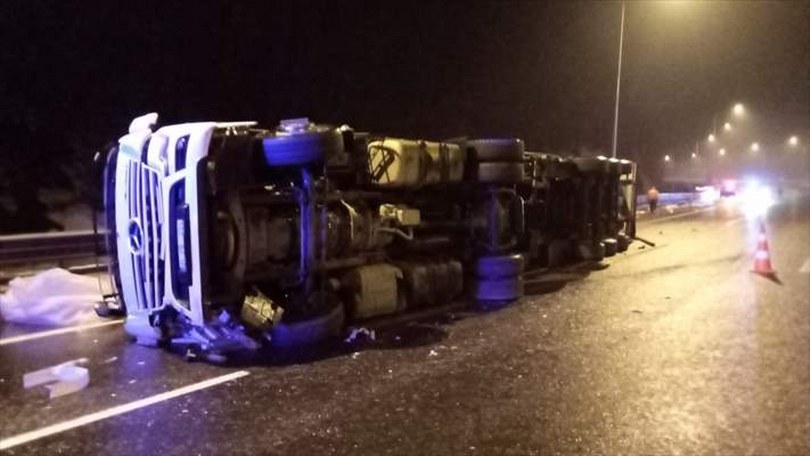 Bolu Dağı Tüneli çıkışında devrilen tır ulaşımı aksattı
