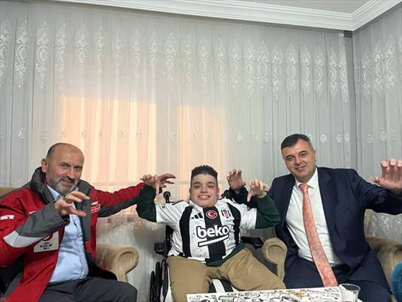 Bolu’da evde eğitim gören engelli öğrencilere imzalı Beşiktaş forması sürprizi