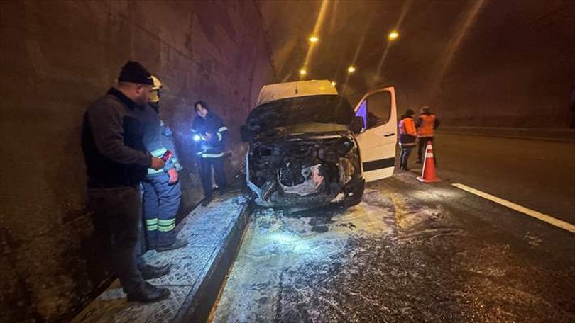 Anadolu Otoyolu Bolu Dağı Tüneli’nde araç yangını, ulaşımda aksamaya neden oldu.