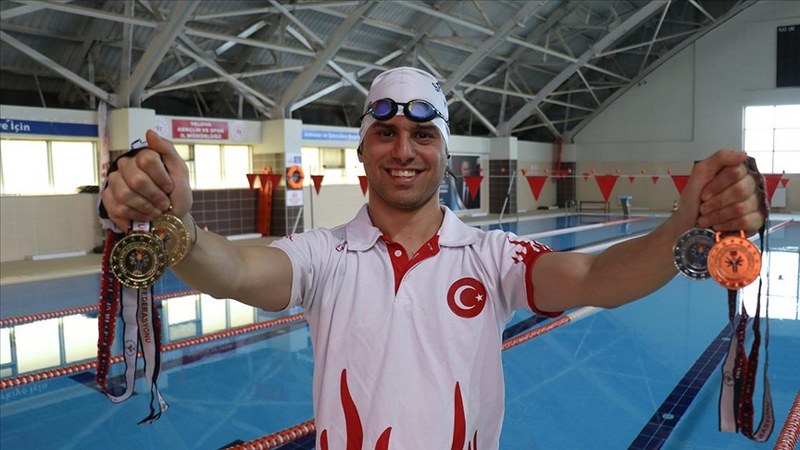 “Madalya avcısı” engelli milli yüzücü başarılarıyla çalıştığı kurumun da gururu oldu
