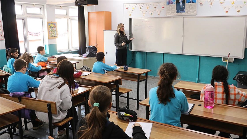 Melis öğretmen azmiyle umut oluyor