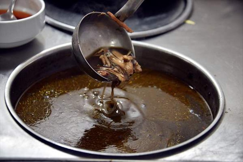 İkram edilen çorbanın lezzetini çok beğenince mesleğe yeniden döndü