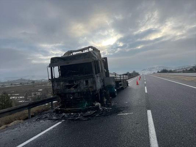 Bolu’da seyir halindeki tır yandı