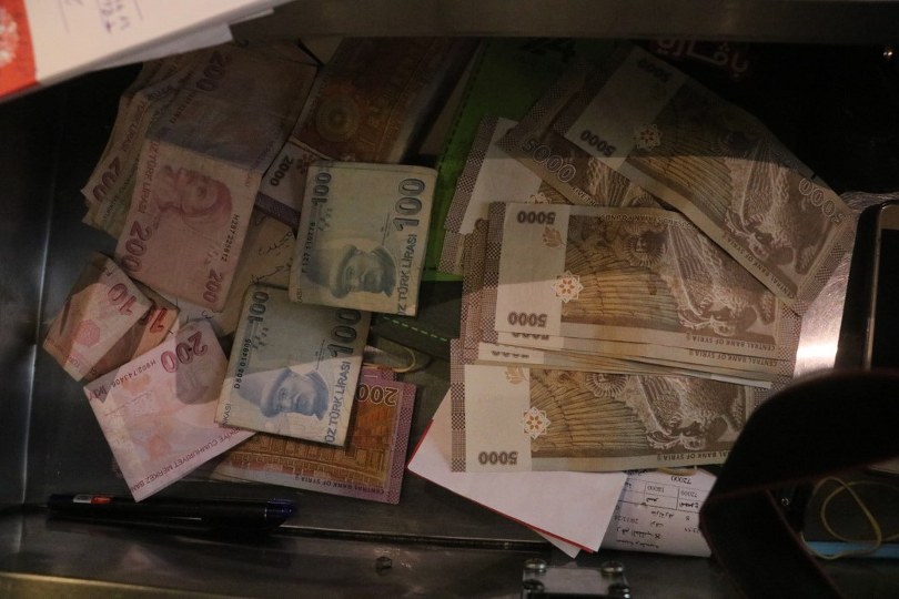 Halep’te rejim parasının yerini Türk lirası aldı