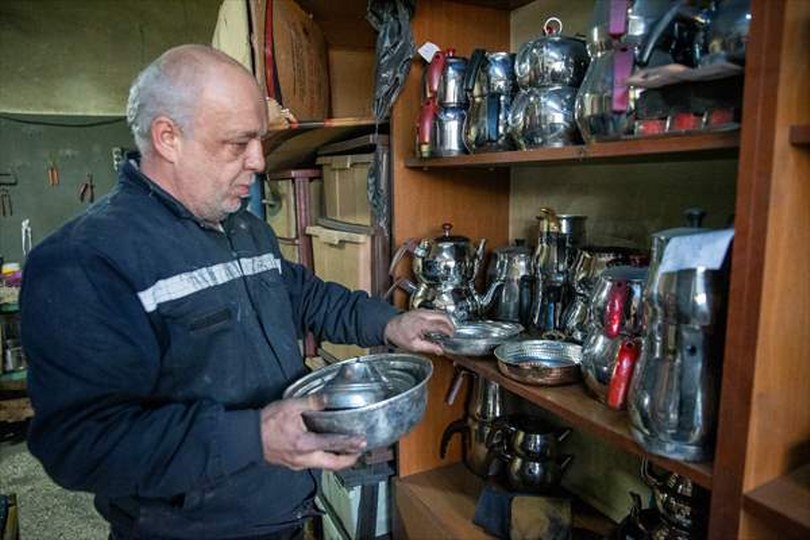 Kayınpederinden kalan dükkanda mutfak eşyalarına yeniden hayat veriyor