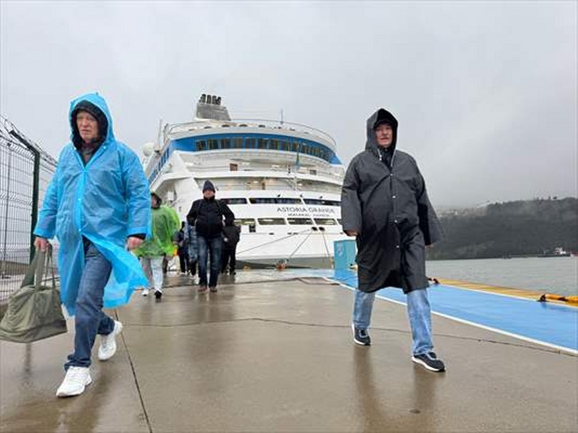 “Astoria Grande” kruvaziyeri 722 Rus yolcusuyla Amasra’ya geldi