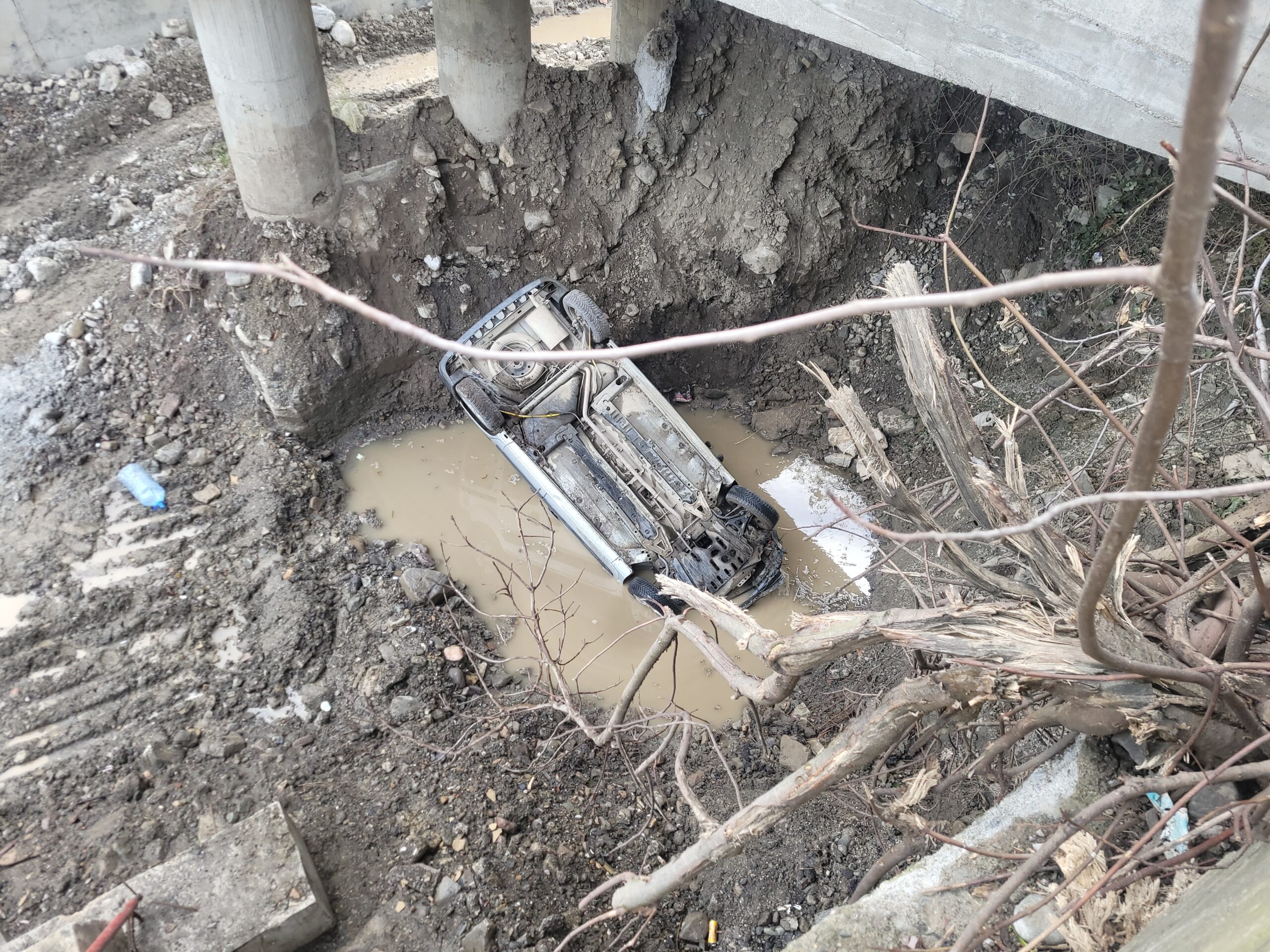 Hafif ticari araç çaya uçtu