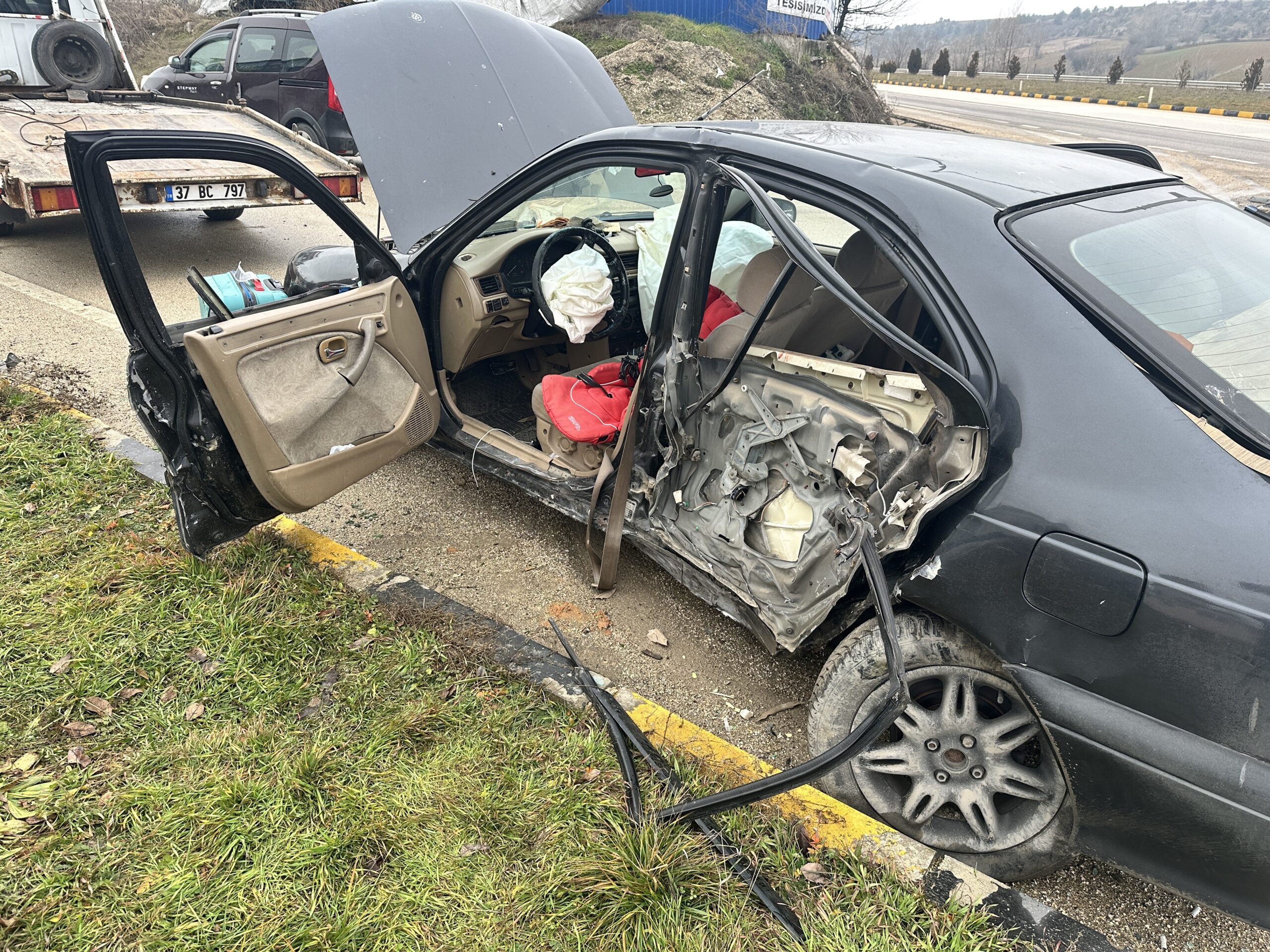 Otomobil Sinyalizasyon Direğine Çarptı, 2 Kişi Yaralandı