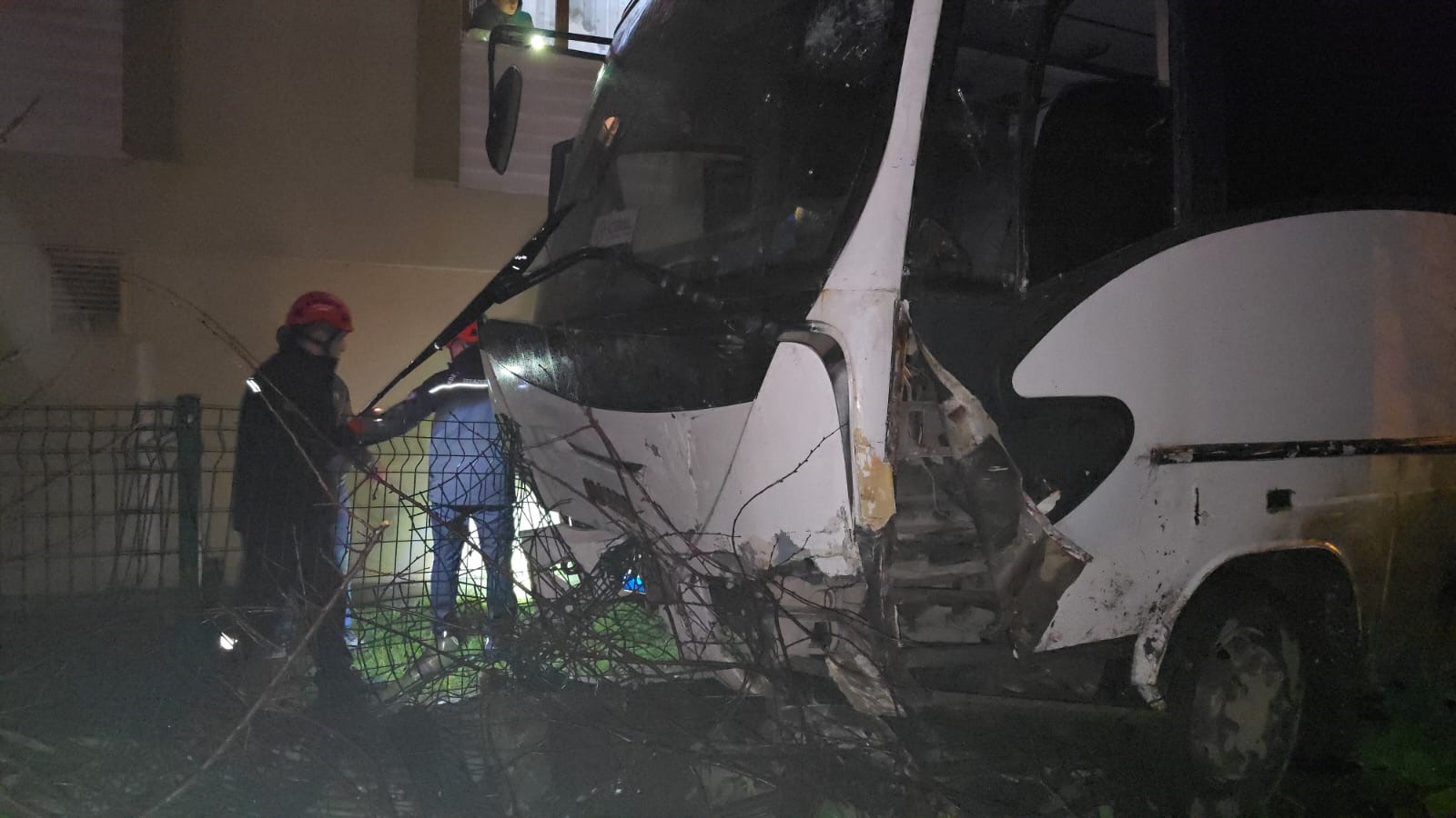 Freni boşalan midibüs apartman boşluğuna düştü