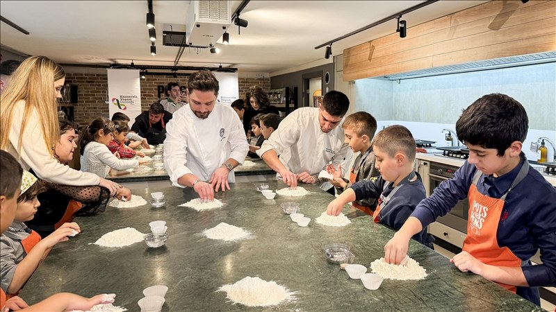Kanser tedavisi gören çocuklar atölyede ünlü şeflerle “pizza” yaptı