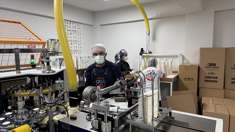 Engelli bireyler ayda 400 bin karton bardak üretiyor