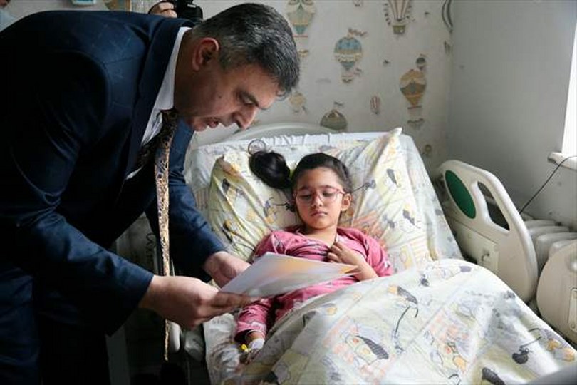 Bolu’da tedavi gören çocuklar karne heyecanını hastanede yaşadı