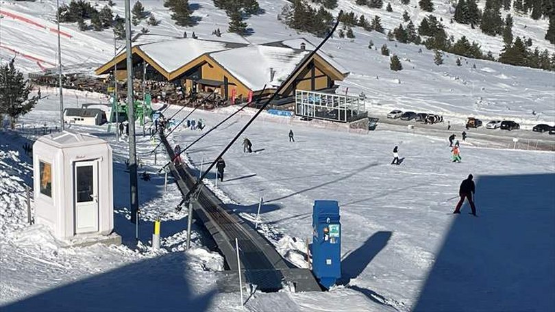 Kartalkaya’da tatilciler 2025’in ilk gününde kayak keyfi yaptı