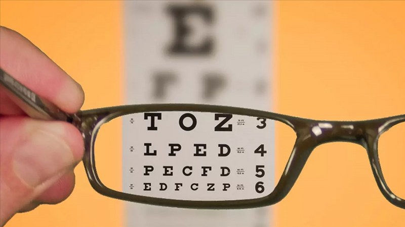 Uzmanından “Karanlıkta ekrana bakmak miyop olma riskini arttırıyor” uyarısı